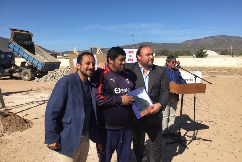 Inauguran primera piedra para pasto sintético en cancha de Tierras